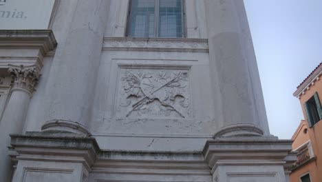 Academia-De-Bellas-Artes-Detalle-De-Fachada-Ornamentada,-Venecia