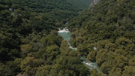 Drohnenaufnahmen-Zeigen-Einen-Wundervollen-Fluss,-Der-Zwischen-Bergen-Mitten-Im-Dschungel-Fließt