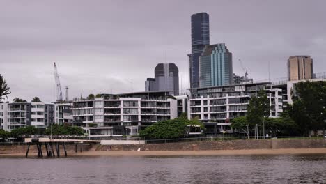 Blick-Auf-Kangaroo-Point-Apartments-Vom-New-Farm-Riverwalk-Mit-Brisbane-City-Im-Hintergrund