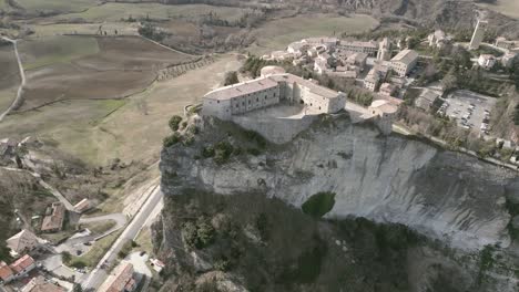 Wunderschöne-Drohnenaufnahmen-Der-Festung-San-Leo---Italien