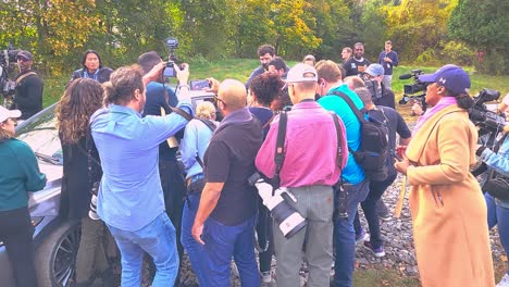 Periodistas-Rodean-Un-Automóvil-Para-Entrevistar-A-Un-Testigo-Del-Tiroteo-Masivo-En-Lewiston,-EE.-UU.