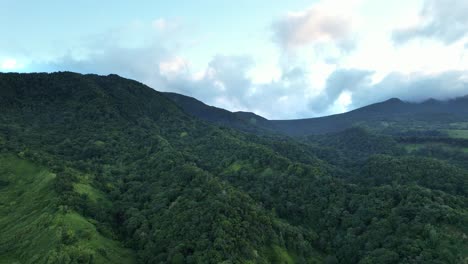 Grüne-Berge-Und-Regenwald-In-Guadeloupe,-Frankreich-–-Luftaufnahme-Einer-Drohne