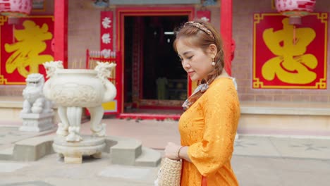 Primer-Plano-De-Una-Chica-Asiática-Con-Traje-Nacional-Caminando-Para-Visitar-Una-Pagoda