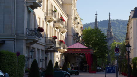 Fahrzeuge-Parken-In-Der-Nähe-Des-Haupteingangs-Des-Brenners-Park-Hotel-Und-Spa-In-Baden-Baden,-Deutschland---Schwenkaufnahme