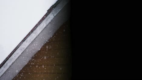 Schnee-Fällt-Hinter-Dem-Fenster-Des-Dachgeschosshauses-In-Gulmarg,-Kaschmir,-Indien-–-Nahaufnahme