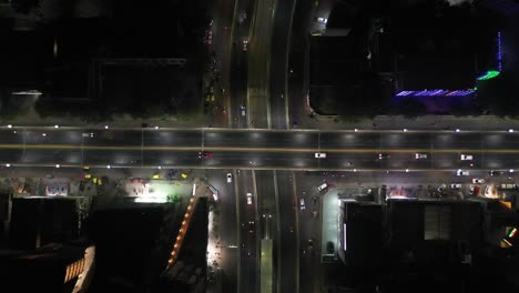 Vista-Aérea-De-Drones-De-Rajkot,-Cámara-De-Drones-Bajando-Y-Muchas-Cuatro-Ruedas-Viniendo