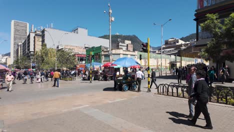 Bulliciosa-Escena-Del-Mercado-Callejero-En-Bogotá,-Colombia