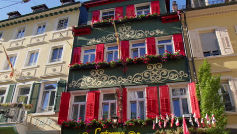 Die-Außenfassade-Des-Hotels-Alte-Laterne-In-Der-Altstadt-Von-Baden-Baden,-Deutschland---Aufnahme-Aus-Niedriger-Perspektive