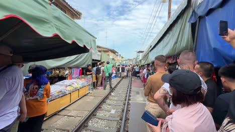 Preparación-Del-Centro-Talad-Rom-Del-Mercado-Ferroviario-De-Maeklong-Antes-Del-Paso-Del-Tren