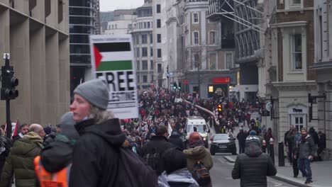 Masas-De-Personas-Marchando-Por-La-Calle-En-Protesta-A-Favor-De-Palestina