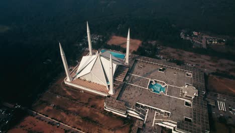 Mezquita-Faisal-En-Islamabad-Con-El-Paisaje-Circundante-Al-Atardecer,-Ambiente-Sereno,-Vista-Aérea.