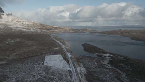 Die-Skye-Bridge-über-Loch-Alsh,-Die-Die-Isle-Of-Skye-Mit-Dem-Schottischen-Festland-Verbindet,-Mit-Schneeflecken,-Luftaufnahme