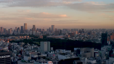 Amanece-En-Tokio,-Con-El-Estadio-Nacional-De-Japón-Al-Fondo,-El-Despertar-De-La-Ciudad