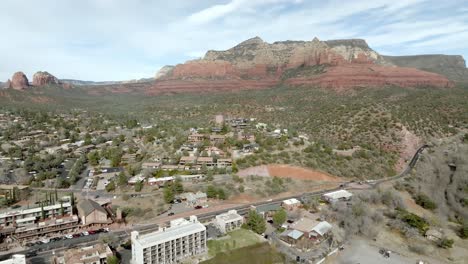 Downtown-Sedona,-Arizona-with-drone-video-wide-shot-moving-down