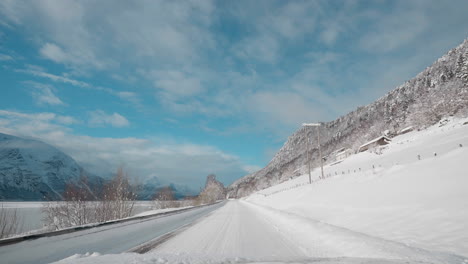 POV-Video-Einer-Fahrt-Durch-Norwegens-Westfjorde-Im-Winter,-Das-Eine-Reise-Entlang-Verschneiter-Straßen-Zeigt