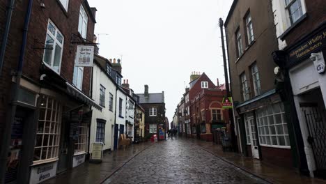 Menschen-Spazieren-Durch-Die-Ruhigen-Straßen-Von-Staithes,-Einem-Verschlafenen-Fischerdorf-An-Der-Küste-Von-Yorkshire-In-England