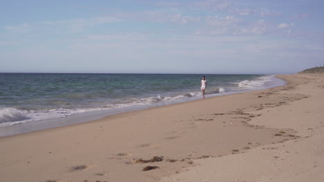 Junger-Mann-Spaziert-Am-Strand-In-Bunbury,-Australien---Weitwinkelaufnahme
