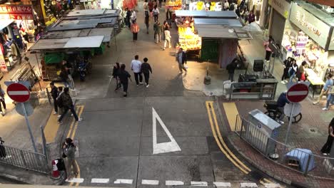 Toma-Panorámica-Lenta-Del-Mercado-Callejero-De-Fa-Yuen-En-Mong-Kok,-Hong-Kong