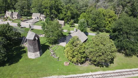 Altes-Mühlenhaus-Und-Steingebäude-Des-Historischen-Greenfield-Village,-Dearborn,-Michigan,-Usa