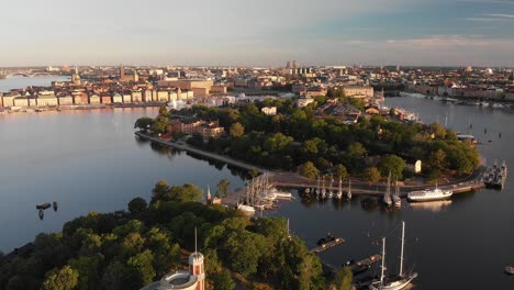 Luftaufnahme-Von-Stockholm-Bei-Sonnenaufgang-Mit-üppigen-Inseln-Und-Wasserstraßen
