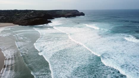 Toma-De-Drones-De-Olas-Rompiendo-Contra-Las-Rocas.