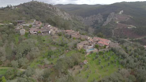 Luftanflug-Auf-Die-Casa-De-São-Simão-–-Eine-Einzigartige-Landschaft-Mit-Architektonischem-Erbe,-Versteckt-In-Den-Bergen-Zentralportugals