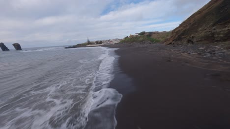 Tauchgang-An-Einem-Strand-Neben-Dem-Meer-Und-Felsen.-Video-Aufgenommen-Mit-GoPro-11-Auf-Der-Azoreninsel-Mit-Einer-FPV-Drohne