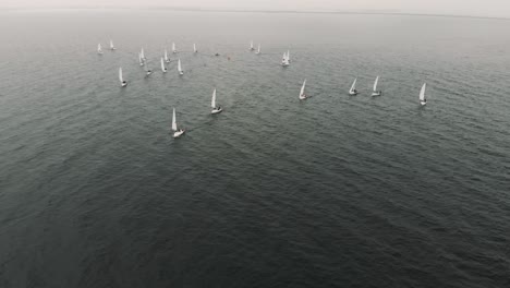 Eine-Weite-Aufnahme-Von-Schaluppen-Segelbooten-Im-Wettbewerb