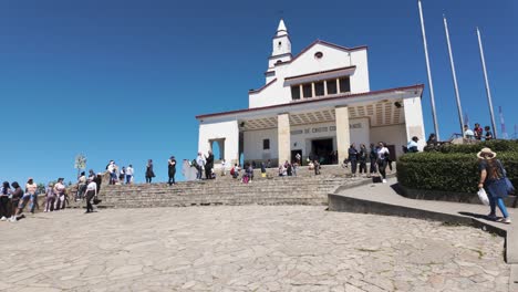 Visitantes-Subiendo-Escalones-Para-Visitar-Monserrate,-Una-Peregrinación-A-La-Capilla-En-Las-Colinas-De-Colombia,-Bogotá.