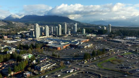 Vista-Aérea-Del-Centro-De-Coquitlam-Y-Condominios-De-Gran-Altura-A-Lo-Largo-De-La-Autopista-Barnett-En-Coquitlam,-BC,-Canadá