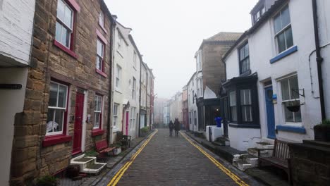 Menschen-Spazieren-Durch-Die-Ruhigen-Straßen-Von-Staithes,-Einem-Verschlafenen-Fischerdorf-An-Der-Küste-Von-Yorkshire-In-England