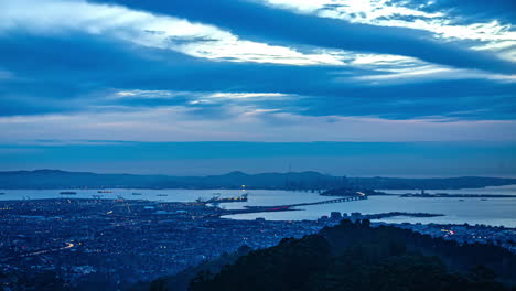 Timelapse-De-Tarde-A-Noche-De-La-Ciudad-De-Berkeley-En-El-Norte-De-California-Y-La-Bahía-De-San-Francisco-California,-Estados-Unidos