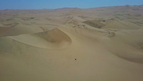 Desierto-De-Atacama-Con-Vehículo-Buggy-Desde-Un-Dron-Aéreo-Disparado-Sobre-Un-Vasto-Paisaje