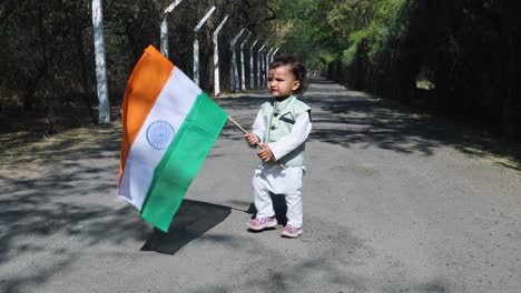 Kind,-Das-Tagsüber-Aus-Einem-Flachen-Winkel-Die-Indische-Trikolore-Nationalflagge-Spaziert