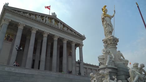 Frontfassade-Des-österreichischen-Parlaments-Mit-Im-Wind-Wehenden-österreichischen-Flaggen