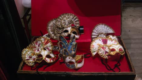 Kunstvolle-Kopfschmuckmasken-In-Venezianischer-Eleganz