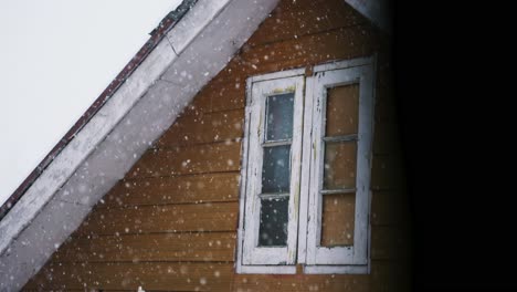 Schneeflocken-Treiben-Während-Der-Wintersaison-In-Gulmarg,-Kaschmir,-Indien-Vor-Dem-Fenster-Eines-Dachbodens---Nahaufnahme