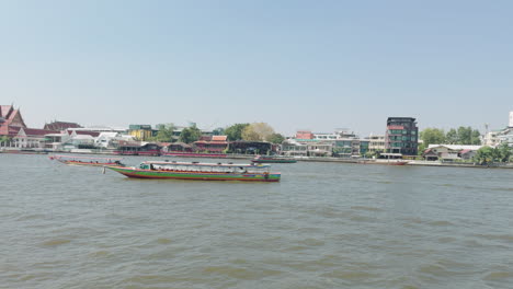 Passagierboote-Auf-Dem-Fluss-Chao-Phraya-In-Der-Nähe-Des-Tempels-In-Bangkok,-Thailand