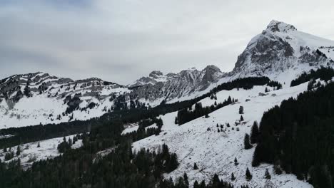 Fronalpstock-Glarus-Suiza-Creciente-Vista-Hacia-Atrás-De-Los-Alpes-En-Un-Día-Nublado