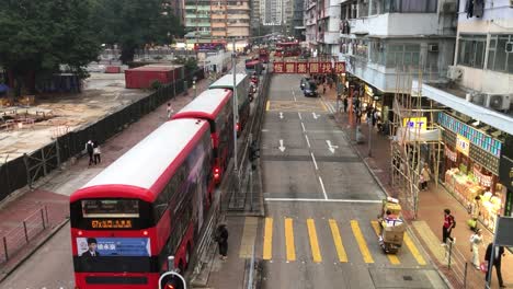 Toma-Ascendente-Que-Muestra-Una-Escena-Típica-En-El-Centro-De-Hong-Kong.