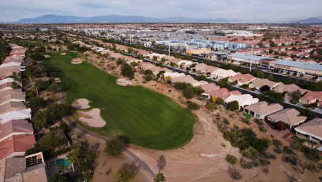 Drohnenaufnahme,-Golfplatz-Und-Gehobene-Wohngegend,-Las-Vegas,-Nevada,-USA