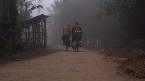 Dorfszene-Im-Nebel-Am-Frühen-Morgen