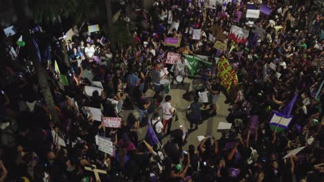 Vista-De-ángulo-Alto-De-Bateristas-En-La-Marcha-Del-Día-De-La-Mujer-En-Santa-Cruz,-Bol