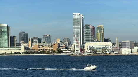 Motorboot-überquert-Die-Coronado-Bay-Mit-Der-Skyline-Von-San-Diego-Im-Hintergrund-Bei-Tag