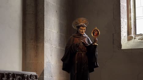 Estatua-Iluminada-Por-La-Ventana-Del-Santo-Religioso-Dentro-De-La-Iglesia-Católica-De-Gesu-Nuovo,