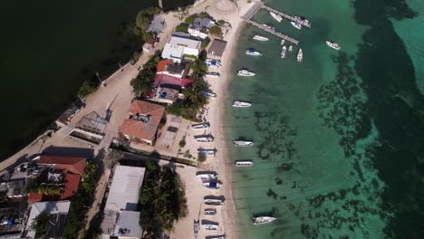 Vista-Aérea-Cenital-Inclinada-Hacia-Arriba-Revela-El-Aeropuerto-Caribeño-Y-El-Muelle-En-La-Isla-De-Los-Roques