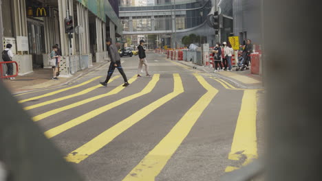 Vida-En-Las-Calles-De-Hong-Kong-Con-Peatones-Y-Flujo-De-Tráfico