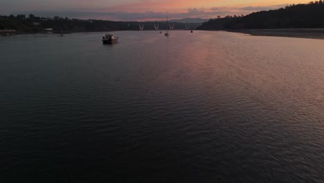 Fliegen-über-Dem-Fluss-Mit-Booten-Bei-Sonnenaufgang-In-Portugal