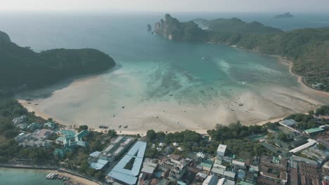 Imágenes-De-Drones-En-Cámara-Lenta-De-La-Playa-De-Loh-Dalum-En-Las-Islas-Phi-Phi-De-Tailandia