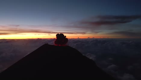Filmische-Luftaufnahme-Des-Ausbrechenden-Vulkans-Fuego,-Der-Lava,-Asche-Und-Gase-Spuckt